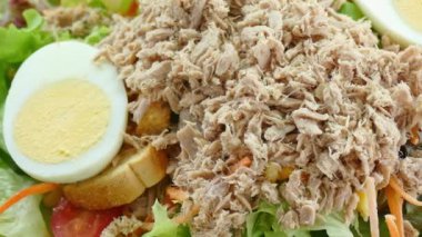 Taze sebzeli ton balığı salatası.