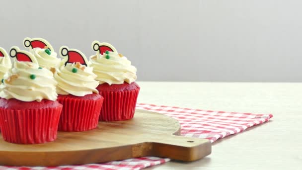 Cupcakes Velours Rouge Avec Décorations Pour Jour Noël — Video