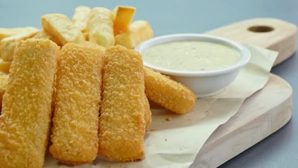 Gefrituurde Vis Vlees Vinger Sticks Met Saus — Stockvideo