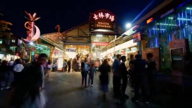 TOKYO - Japonya, 30 Temmuz 2018: Tokyo 'daki Ginza alışveriş bölgesinde yürüyen insanlar