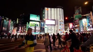 TOKYO - JAPONYAN, 28 Temmuz 2018: Tokyo Japonya 'daki Kabukicho ve Shinjuku bölgesinde bir sürü insan yürüyor