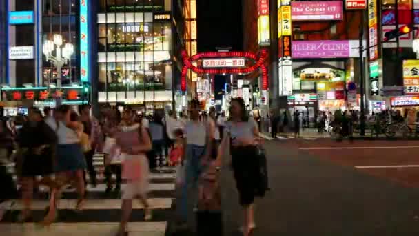 在城市街道上行走的人 — 图库视频影像