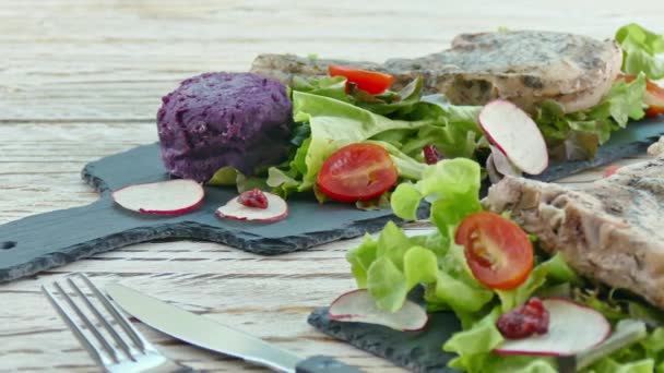 Köstlicher Fischsalat — Stockvideo