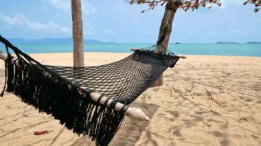 Kumsalda boş hamak