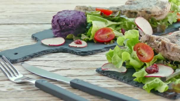 Deliciosa ensalada de pescado — Vídeos de Stock