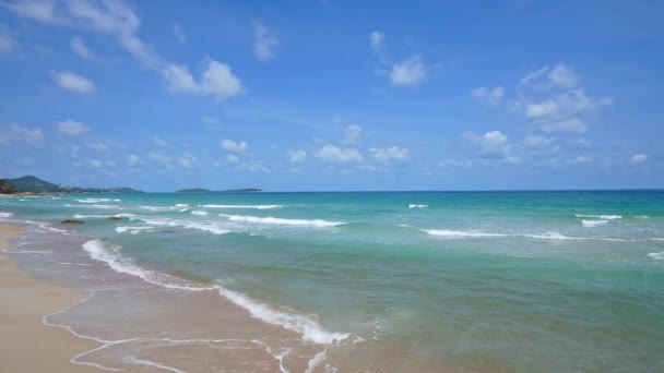 Pitoresca Marina Com Ondas Mar Praia Areia Céu Azul — Vídeo de Stock
