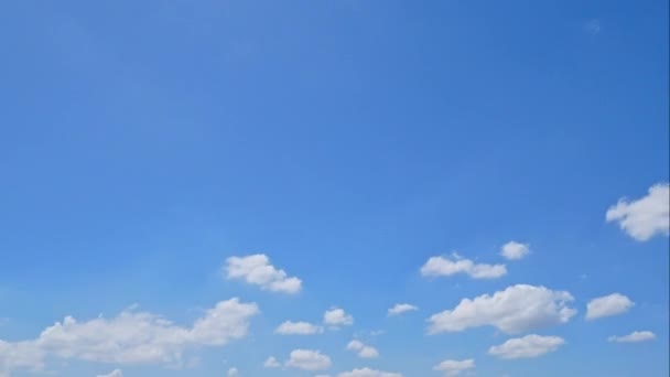 Vídeo Lapso Tempo Nuvens Brancas Movendo Céu Azul — Vídeo de Stock