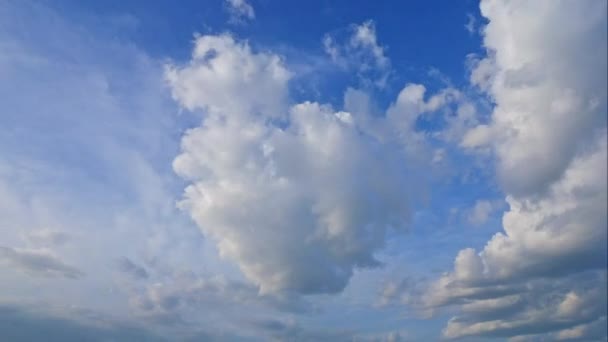 Mavi Gökyüzünde Hareket Eden Beyaz Bulutların Hızlandırılmış Videosu — Stok video