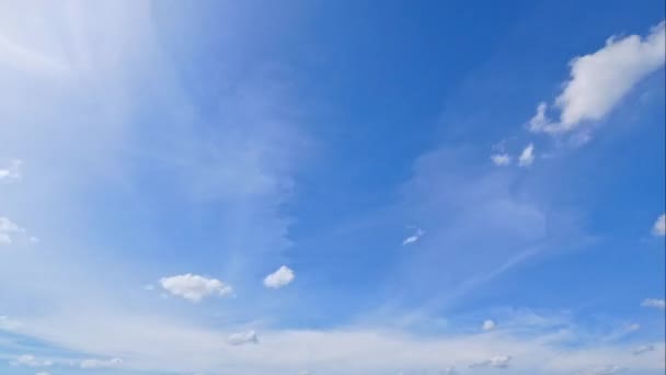 Vídeo Lapso Tempo Nuvens Brancas Movendo Céu Azul — Vídeo de Stock
