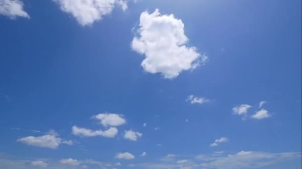 Vídeo Lapso Tempo Nuvens Brancas Movendo Céu Azul — Vídeo de Stock