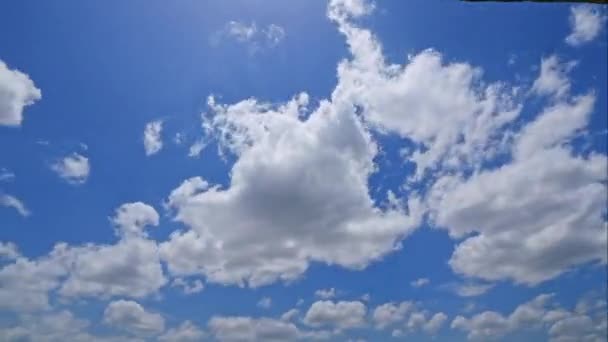 Časová Prodleva Video Bílých Mraků Pohybujících Modré Obloze — Stock video