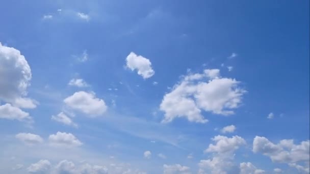 Time Lapse Βίντεο Λευκά Σύννεφα Που Κινούνται Στον Γαλάζιο Ουρανό — Αρχείο Βίντεο