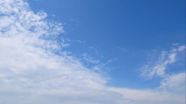 Mavi gökyüzünde hareket eden beyaz bulutların hızlandırılmış 4K videosu