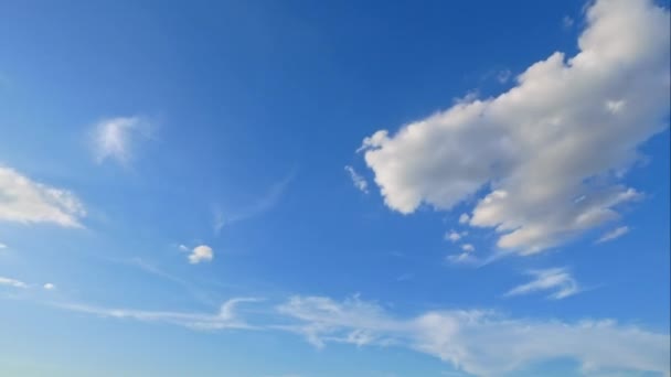 Time Lapse Wideo Białymi Chmurami Poruszającymi Się Niebieskim Niebie — Wideo stockowe