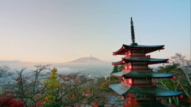 Japonya 'da Fuji Dağı ve Chureito Pagoda ile renkli sonbahar manzarası