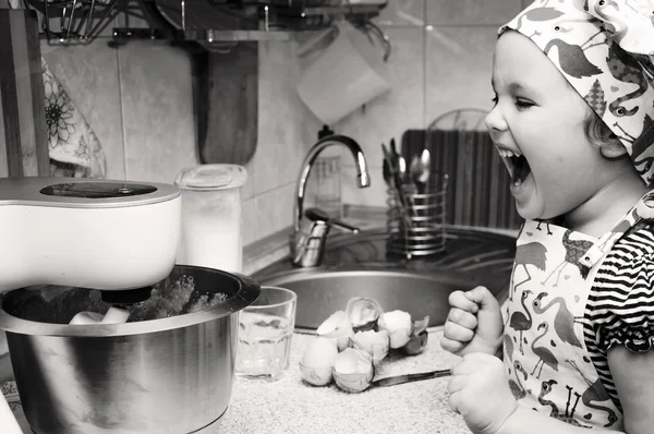 Çocuk evde yemek. Siyah ve beyaz fotoğraf Telifsiz Stok Imajlar