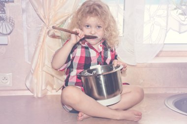 Mutfak ve mutfak gıda maddeleri ile kız oynak çocuk
