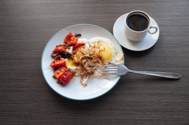 Yumurta, soğan ve domates ile kahve