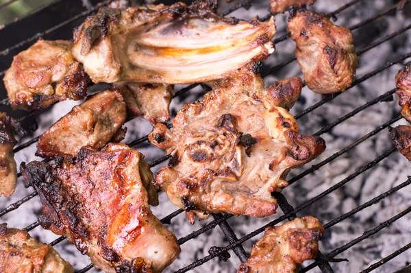 Gebackene hausgemachte Spieße auf dem Grill im Freien — Stockfoto