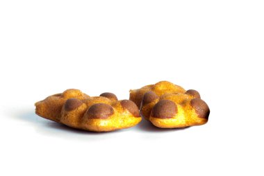 Beyaz arkaplanda küçük bisküviler.