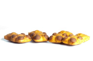 Beyaz arkaplanda küçük bisküviler.