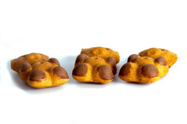 Beyaz arkaplanda küçük bisküviler.