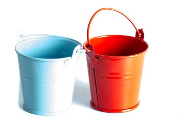 Dolu ve boş bahçe kovaları. Su vektörü illüstrasyonlu kova ya da kova, beyaz arkaplanda izole edilmiş çelik metal ve pompalanmış plastik kovalar