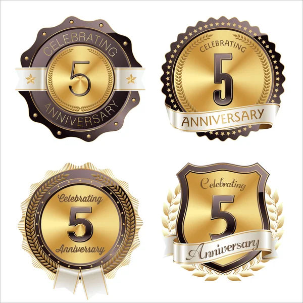 Insignias de aniversario de oro y marrón 5º aniversario Celebración — Vector de stock