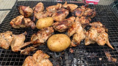 Izgarada tavuk eti ve patates.