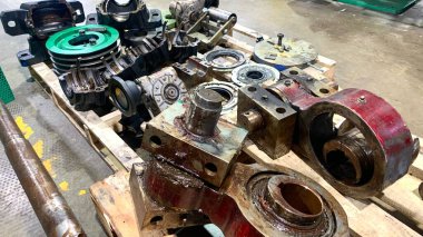 Vites kutusu yedek parçaları tamir ve onarım için bir palete yerleştirildi