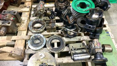 vites kutusu yedek parçaları tamir ve onarım için bir palet üzerine düzenlenmiş, selangor-Malezya 21 Kasım 2025