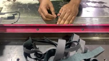Endüstriyel makine görünümü deri üzerinde kayak yapma sürecindedir.