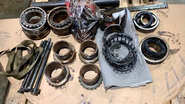 Vites kutusu yedek parçaları tamir ve onarım için bir palete yerleştirildi