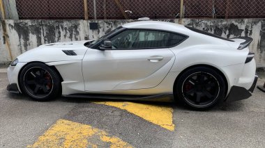 Görüntü, özel modifikasyonları olan beyaz bir Toyota GR Supra A90 nesline sahiptir. Selangor-Malezya 13 Kasım 2025