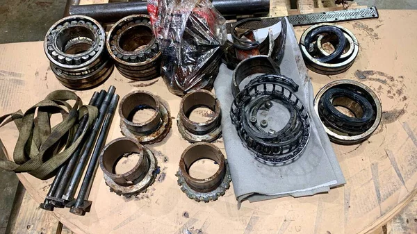 Vites kutusu yedek parçaları tamir ve onarım için bir palete yerleştirildi