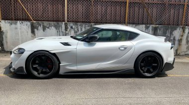 Görüntü beyaz beşinci nesil Toyota GR Supra 'yı gösteriyor. Selangor-Malezya 22 Aralık 2025.