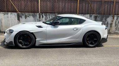 Görüntü beyaz beşinci nesil Toyota GR Supra 'yı gösteriyor. Selangor-Malezya 22 Aralık 2025.