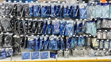 Mağaza rafında çeşitli ambalaj hortumları, lavabo muslukları ve ilgili donanım, selangor-Malezya 17 Ocak 2026