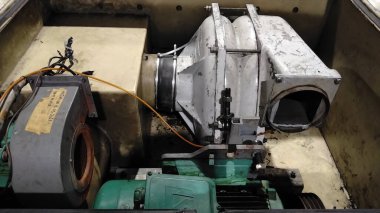 Selangor-Malezya 19 Ocak 2026, bir endüstriyel makine kompartımanı içinde motor, konut ve kablo bileşenleri ile mekanik üfleyici montaj