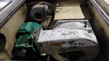 Selangor-Malezya 19 Ocak 2026, bir endüstriyel makine kompartımanı içinde motor, konut ve kablo bileşenleri ile mekanik üfleyici montaj