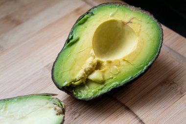 Avokado birçok faydası olan bir meyvedir, omega, vitamin ve mineraller, persea americana