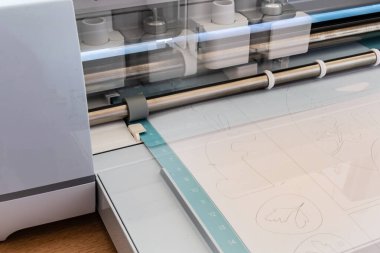 Kağıt kesme, süsleme, tasarım ve model kesimi profesyonel aktivite veya eğlence için bir kesim grafikeri ile kesim