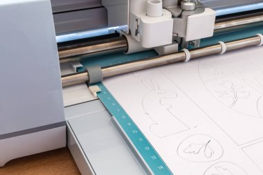 Kağıt kesme, süsleme, tasarım ve model kesimi profesyonel aktivite veya eğlence için bir kesim grafikeri ile kesim