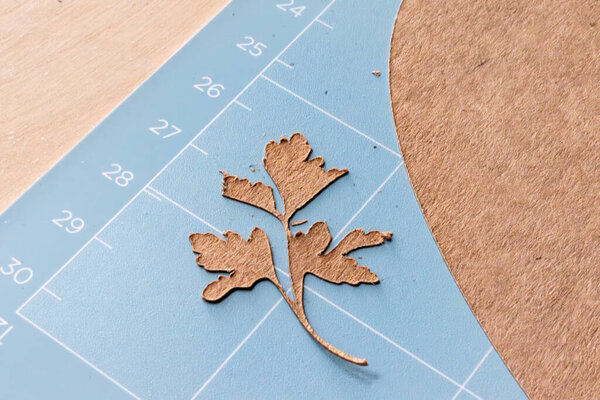 Обрезка бумаги, орнамент, дизайн и модель резки с помощью режущего плоттера для профессиональной деятельности или отдыха