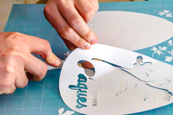 Обрезка бумаги, орнамент, дизайн и модель резки с помощью режущего плоттера для профессиональной деятельности или отдыха