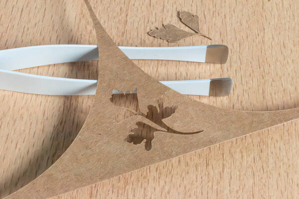 Обрезка бумаги, орнамент, дизайн и модель резки с помощью режущего плоттера для профессиональной деятельности или отдыха