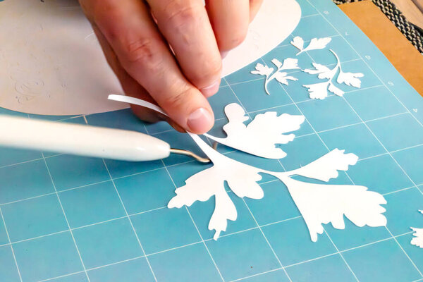 Обрезка бумаги, орнамент, дизайн и модель резки с помощью режущего плоттера для профессиональной деятельности или отдыха