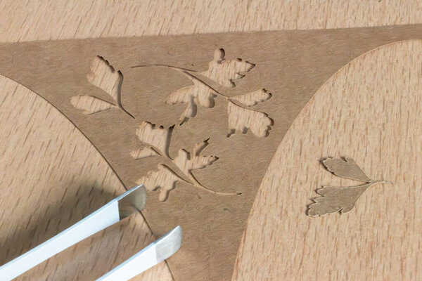 Обрезка бумаги, орнамент, дизайн и модель резки с помощью режущего плоттера для профессиональной деятельности или отдыха