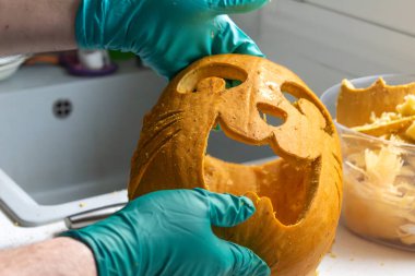 Cadılar bayramı için aletlerle balkabağı oyma