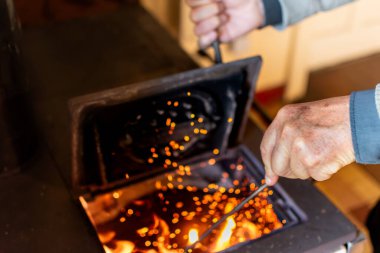 Isıtma ve pişirme için bir evde odun sobası, gerçek hayat fotoğrafı.